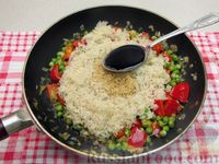Фото приготовления рецепта: Рис с овощами, зелёным горошком и соевым соусом - шаг №9