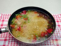 Фото приготовления рецепта: Рис с овощами, зелёным горошком и соевым соусом - шаг №10