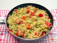 Фото приготовления рецепта: Рис с овощами, зелёным горошком и соевым соусом - шаг №12