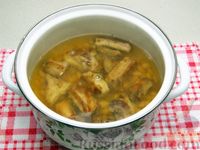 Фото приготовления рецепта: Фасолевый суп со свиными рёбрами и шампиньонами - шаг №6