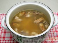 Фото приготовления рецепта: Фасолевый суп со свиными рёбрами и шампиньонами - шаг №7