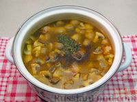 Фото приготовления рецепта: Фасолевый суп со свиными рёбрами и шампиньонами - шаг №16