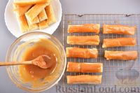 Фото приготовления рецепта: Слоёные палочки с карамелью и орехами - шаг №12