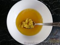 Фото приготовления рецепта: Свинина, запечённая с яблоками, под медово-имбирным соусом - шаг №4