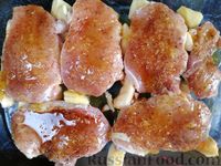 Фото приготовления рецепта: Свинина, запечённая с яблоками, под медово-имбирным соусом - шаг №8