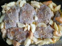 Фото приготовления рецепта: Свинина, запечённая с яблоками, под медово-имбирным соусом - шаг №11
