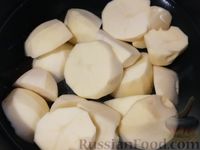 Фото приготовления рецепта: Картофельный пирог-перевёртыш со свининой и яйцом - шаг №2