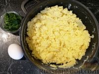 Фото приготовления рецепта: Картофельный пирог-перевёртыш со свининой и яйцом - шаг №3