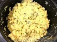 Фото приготовления рецепта: Картофельный пирог-перевёртыш со свининой и яйцом - шаг №4