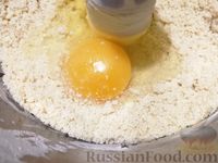 Фото приготовления рецепта: Картофельный пирог-перевёртыш со свининой и яйцом - шаг №10