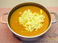 Фото приготовления рецепта: Морковный суп-пюре с яблоками и моцареллой - шаг №11