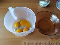 Фото приготовления рецепта: Бисквит из манки с молочной пропиткой - шаг №2