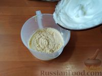 Фото приготовления рецепта: Бисквит из манки с молочной пропиткой - шаг №6