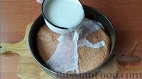 Фото приготовления рецепта: Бисквит из манки с молочной пропиткой - шаг №9