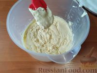 Фото приготовления рецепта: Бисквит из манки с молочной пропиткой - шаг №5