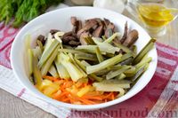Фото приготовления рецепта: Салат из печени с морковью и маринованными огурцами - шаг №11