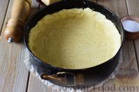 Фото приготовления рецепта: Песочный пирог с творогом, сыром и оливками - шаг №5