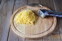 Фото приготовления рецепта: Песочный пирог с творогом, сыром и оливками - шаг №6