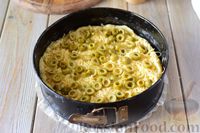 Фото приготовления рецепта: Песочный пирог с творогом, сыром и оливками - шаг №15
