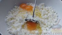 Фото приготовления рецепта: Творожная запеканка с манкой и сухофруктами - шаг №4