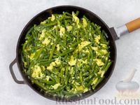 Фото приготовления рецепта: Тушёная стручковая фасоль с яйцами - шаг №7