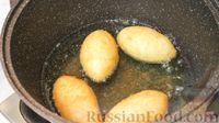 Фото приготовления рецепта: Жареные пирожки с яйцом и зелёным луком - шаг №14