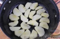 Фото приготовления рецепта: Овcяная каша на молоке, с изюмом, яблоками и корицей - шаг №3
