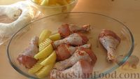 Фото приготовления рецепта: Картошка с куриными ножками и луковыми булочками (в духовке) - шаг №9