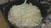 Фото приготовления рецепта: Сочные мясные котлеты с луком и грибами - шаг №2