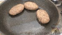 Фото приготовления рецепта: Сочные мясные котлеты с луком и грибами - шаг №7