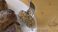 Фото приготовления рецепта: Сочные мясные котлеты с луком и грибами - шаг №10