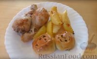 Фото приготовления рецепта: Картошка с куриными ножками и луковыми булочками (в духовке) - шаг №12