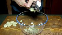 Фото приготовления рецепта: Бараний окорок, запечённый с чесноком и пряностями - шаг №1