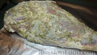 Фото приготовления рецепта: Бараний окорок, запечённый с чесноком и пряностями - шаг №5