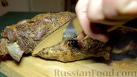 Фото приготовления рецепта: Бараний окорок, запечённый с чесноком и пряностями - шаг №7
