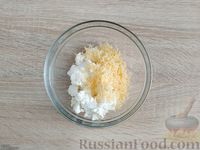 Фото приготовления рецепта: Оладьи на кефире, с творожно-сырной начинкой (в микроволновке) - шаг №4