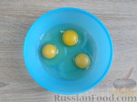 Фото приготовления рецепта: Запеканка из вареников с капустой, в кефирно-яичной заливке - шаг №2