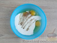 Фото приготовления рецепта: Запеканка из вареников с капустой, в кефирно-яичной заливке - шаг №3