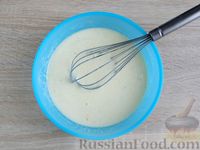 Фото приготовления рецепта: Запеканка из вареников с капустой, в кефирно-яичной заливке - шаг №4