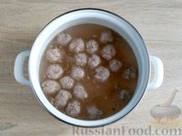 Фото приготовления рецепта: Суп с фрикадельками, рисом и грецкими орехами - шаг №4