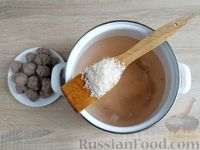 Фото приготовления рецепта: Суп с фрикадельками, рисом и грецкими орехами - шаг №5
