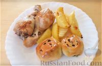 Фото к рецепту: Картошка с куриными ножками и луковыми булочками (в духовке)