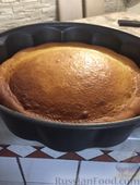 Фото приготовления рецепта: Заливной пирог на оливковом масле, с сыром, колбасой и помидорами - шаг №4
