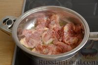 Фото приготовления рецепта: Куриные бёдра в сливочно-грибном соусе - шаг №4