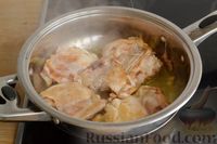 Фото приготовления рецепта: Куриные бёдра в сливочно-грибном соусе - шаг №5