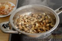 Фото приготовления рецепта: Куриные бёдра в сливочно-грибном соусе - шаг №8