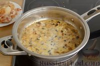 Фото приготовления рецепта: Куриные бёдра в сливочно-грибном соусе - шаг №9