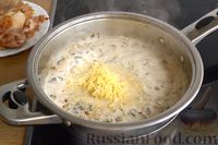 Фото приготовления рецепта: Куриные бёдра в сливочно-грибном соусе - шаг №11