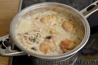Фото приготовления рецепта: Куриные бёдра в сливочно-грибном соусе - шаг №12