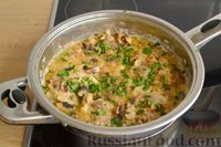 Фото приготовления рецепта: Куриные бёдра в сливочно-грибном соусе - шаг №13